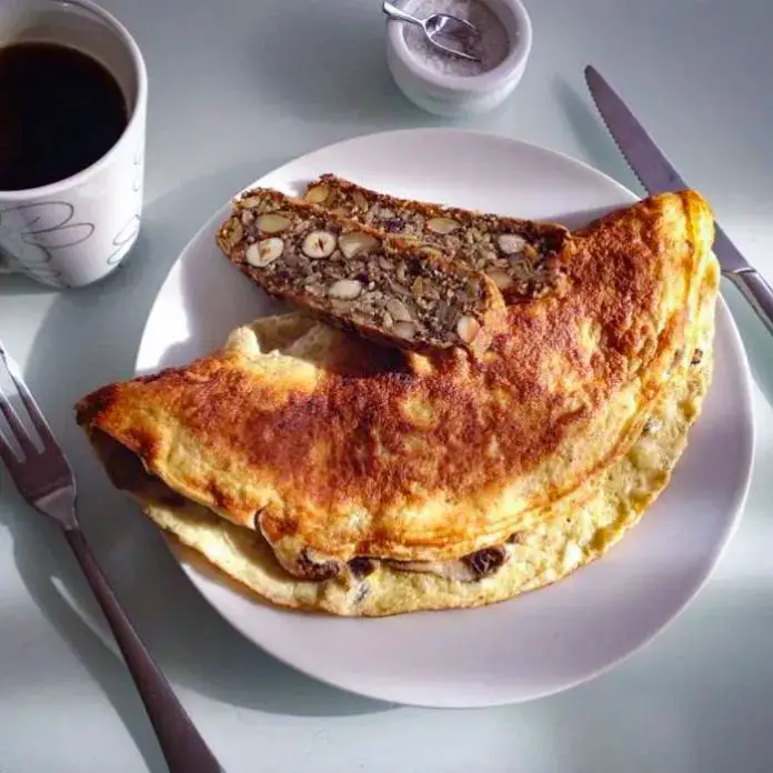 Nem opskrift på omelet med champignoner og groft stenalderbrød