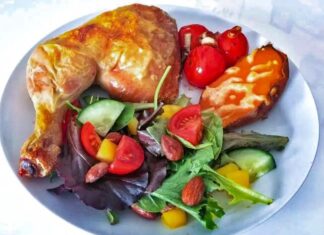 Ovnstegte kyllingelår med sød kartoffel, sauterede tomater og salat