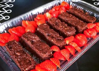 Verdens bedste LCHF brownies med friske jordbær og vaniljecreme