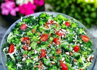 Broccoli-spidskålsalat med grønkål med mandler og parmesanost