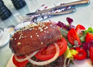 Saftig Portobelloburger med baconbøf og blandet sommersalat