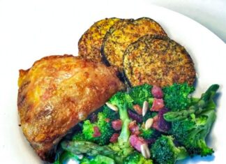 Ovnstegt kylling med ostegratineret aubergine og nem broccolisalat