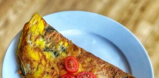 Klassisk omelet med skinke, spinat, tomat og løg » Nem opskrift