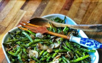 Lun bønnesalat med champignoner og sesamfrø » Nemt tilbehør