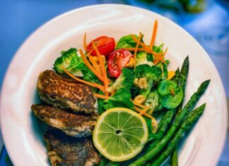 Saftige tunbøffer med citron, friske asparges og sprød broccolisalat