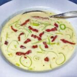 Cremet ostesuppe med friske porrestrimler, kylling og sprød bacon