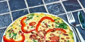 Nem omelet med sprød bacon, skinke, spinat, tomat og peberfrugt