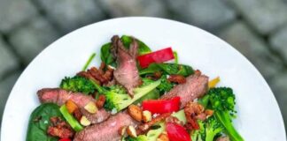 Steak-salat med broccoli, spinat, bacon og mandelsplinter