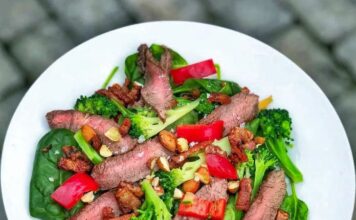 Steak-salat med broccoli, spinat, bacon og mandelsplinter