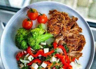 Pulled pork med dampet broccoli og frisk blandet salat med fetaost