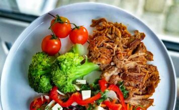 Pulled pork med dampet broccoli og frisk blandet salat med fetaost