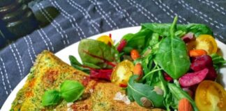 Spinatomelet med bladsalat og tomat » Sund opskrift på omelet
