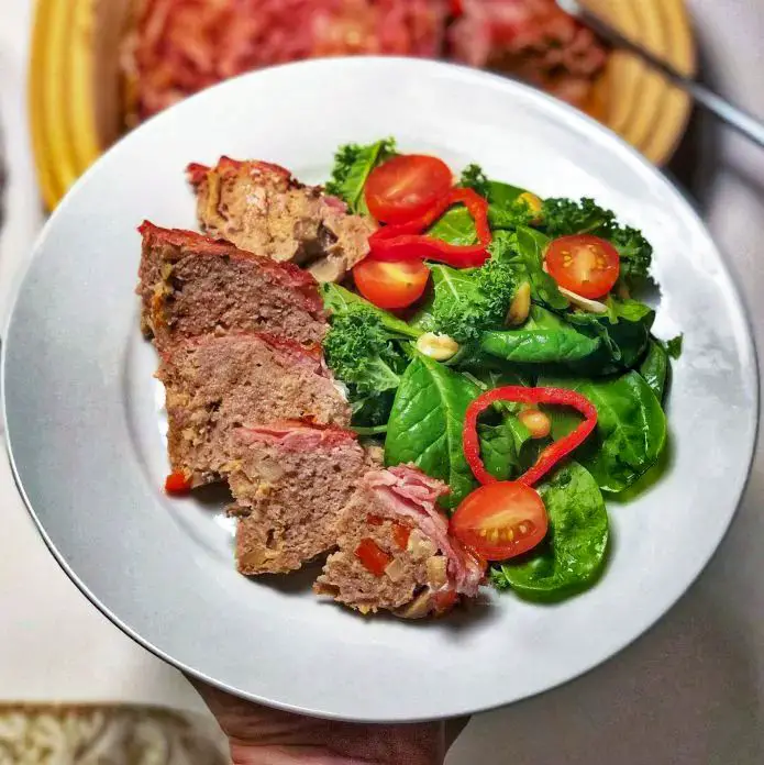 Farsbrød med bacon i ovn » Opskrift med grønkåls-spinatsalat