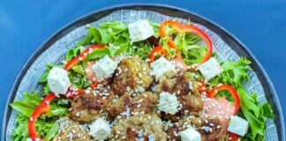Små frikadeller med sesam på salat med cremet fetaost » nem opskrift