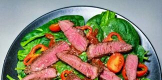 Spicy steaksalat med peberfrugt, tomat og tacosovs » nem opskrift