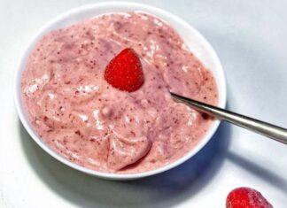 Hjemmelavet Frozen Yoghurt med jordbærsmag - nem opskrift på is