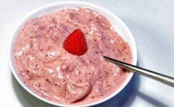Hjemmelavet Frozen Yoghurt med jordbærsmag - nem opskrift på is