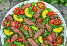 Steaksalat med spinat, grønkål, tomat, peberfrugt og avokado