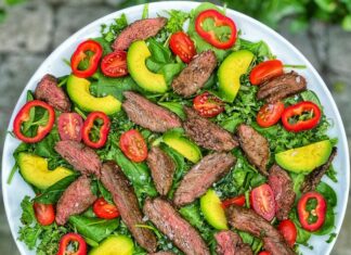 Steaksalat med spinat, grønkål, tomat, peberfrugt og avokado