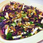 Rødkåls-squashsalat med frisk persille, valnødder og lime