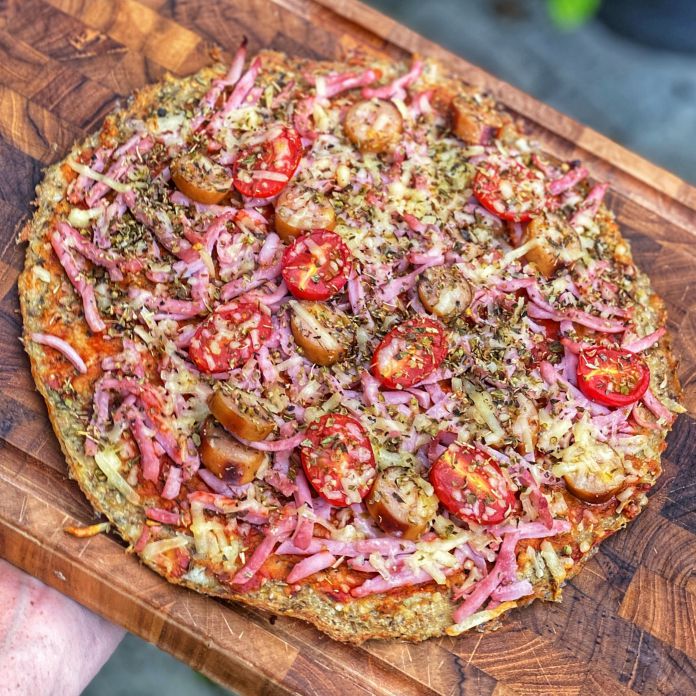 MEATZA Pizza med tomatsovs, skinke, ost og bund af kyllingefars