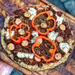 Kyllingepizza "MEATZA" med tomat, oksekød, pølse og mozzarella