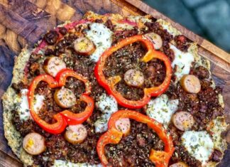 Kyllingepizza "MEATZA" med tomat, oksekød, pølse og mozzarella