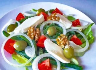 Bønnesalat med tomat, mandelfyldte oliven og frisk mozzarella