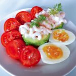Cremet avocado, friske rejer med dild og smilende æg med tomater
