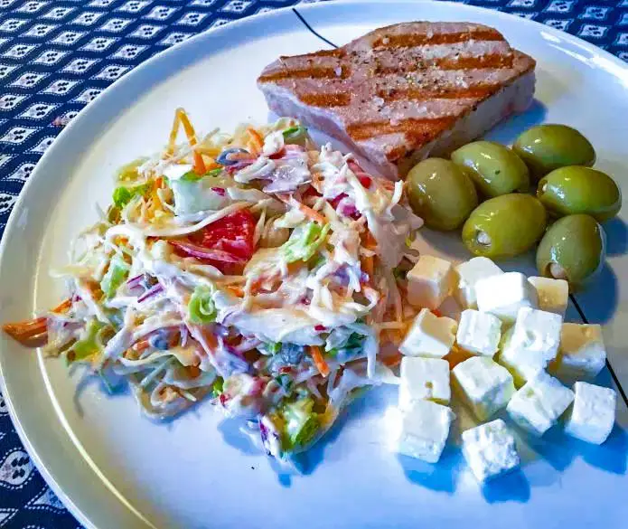 Grillede tunbøffer med råkostsalat, mandelfyldte oliven og ost i tern