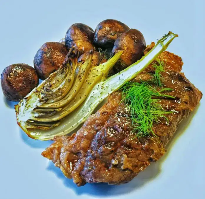Grillet Black Angus steak med ovnbagt fennikel og champignoner