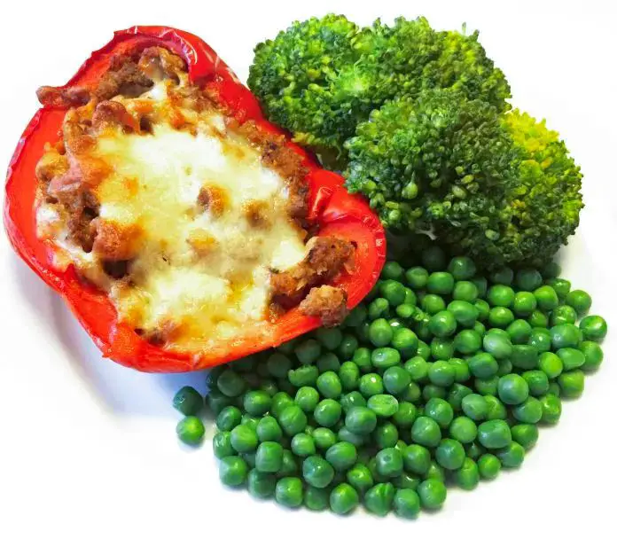 Fyldte peberfrugter med oksekød og ost » Nem opskrift i ovn