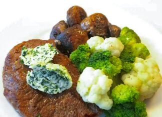 Saftige oksesteaks, stegte champignoner og blomkåls-broccolimix