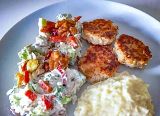 Frikadeller med broccolisalat og blomkålsmos » Nem opskrift