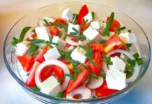 Bønne-tomatsalat med fetaost og purløg » Nem tilbehørsopskrift