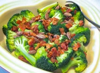 Broccolisalat med sprød bacon og saltristede mandler » opskrift