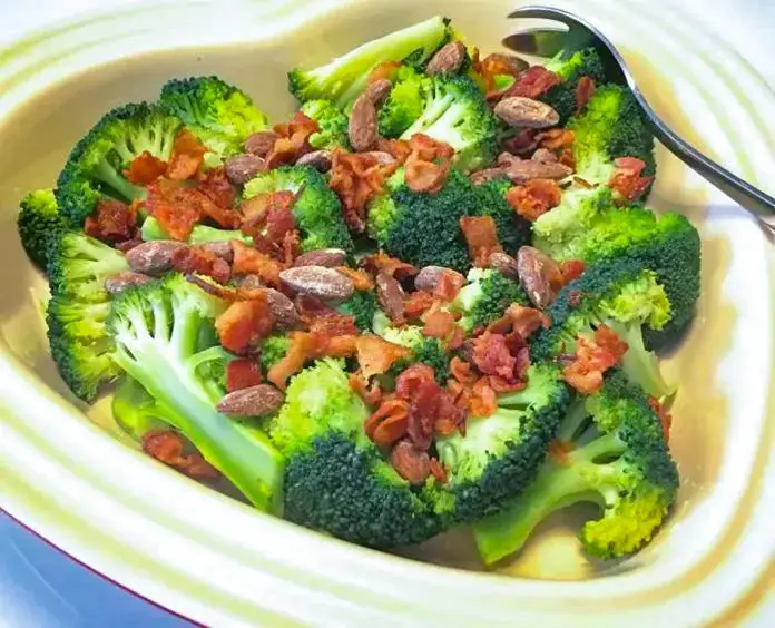 Broccolisalat med sprød bacon og saltristede mandler » opskrift