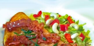 Omelet med grøntsager, bacon, purløg og salat » Nem opskrift