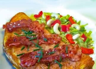 Omelet med grøntsager, bacon, purløg og salat » Nem opskrift
