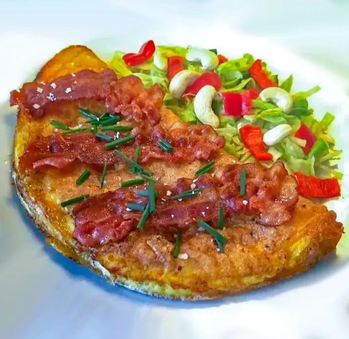 Hurtig grøntsagsomelet med sprød bacon, frisk purløg og salat