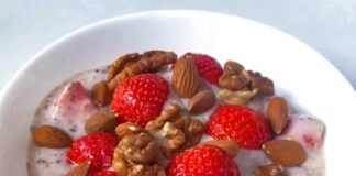 Cremet græsk yoghurt med friske jordbær, valnødder og mandler