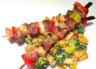 Saftige grillspyd med spicy thai chili-sauteret blomkåls-broccolimix