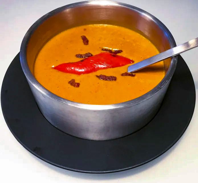 Cremet paprika-tomatsovs med sprød bacon » Nem sovseopskrift