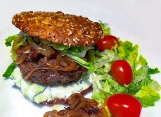 Gourmet Burger med pepperoni-ostebøf, tzatziki, bløde løg og salat