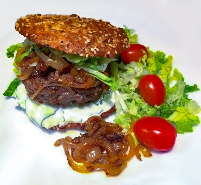 Gourmet Burger med pepperoni-ostebøf, tzatziki, bløde løg og salat