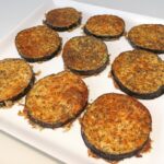 Aubergine i ovn med parmesanost » Opskrift på bagt aubergine