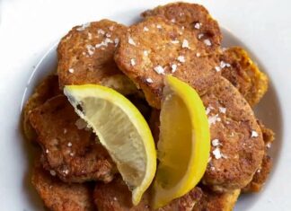 Fiskefrikadeller (af dåsetun) med mayonnaise, citron og havsalt