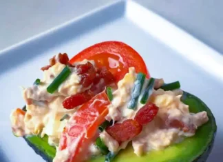 Fyldte avocadoer med cremet ægge-tunmousse » Perfekt forret