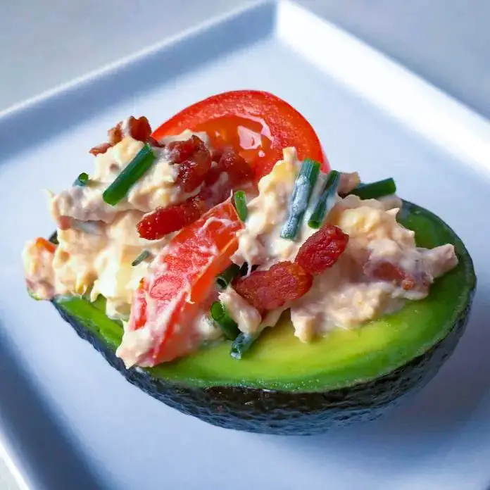 Fyldte avocadoer med cremet ægge-tunmousse » Perfekt forret Fyldte avocadoer med cremet ægge-tunmousse » Perfekt forret