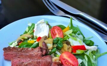 Grillet flanksteak med smagfuld blandet salat » Sund madopskrift